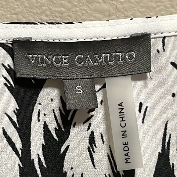 Vince Camuto Oasis Kaftan Top - Picture 4 of 7